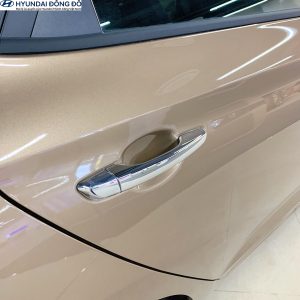 Hyundai Accent 2020 đánh giá tay nắm cửa